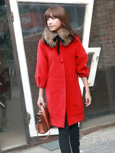 八件羊毛大衣很时尚，与上身非常搭配
