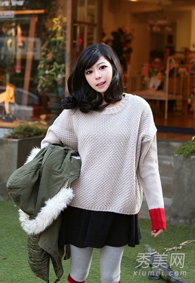 12月温暖的冬天裹着厚毛衣
