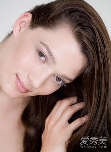 长时间扎马尾辫很容易导致脱发,这是真的吗?