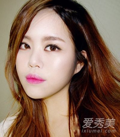 韩国粉色化妆的画很可爱,而且很老成。