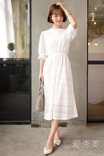 在夏天，长裙与图片相匹配，让你感觉不死。