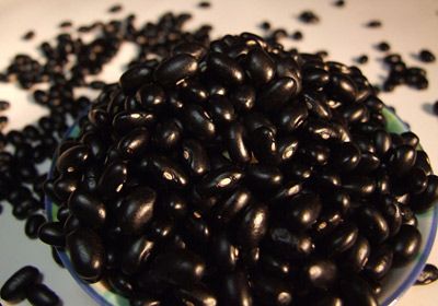 为了更有效地美白皮肤,最好少吃食物。