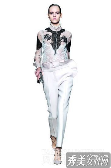 风情蕾丝点缀增添性感女人味