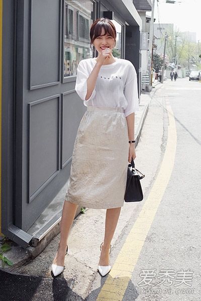 t恤和裙子简单、清新、时尚。