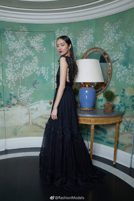 孙菲菲的黑色蕾丝连衣裙是什么牌子的?托尔伯奇是什么品牌