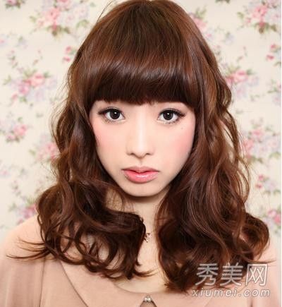 方脸女孩必须100%瘦,留着卷发,化妆