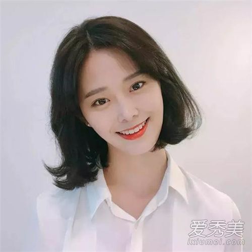 2019流行趋势短发风格女性的年龄降低和短发成为净红色爆炸!