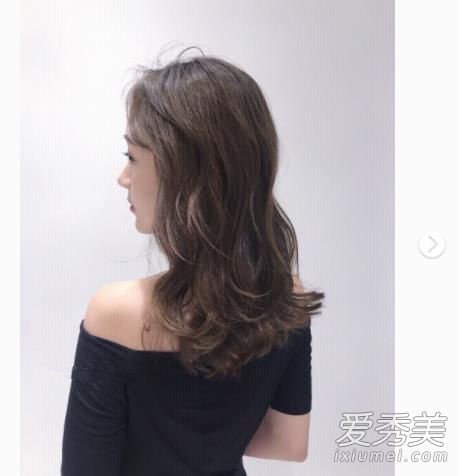 亚麻灰棕色是什么颜色?亚麻棕色灰色头发图片女性