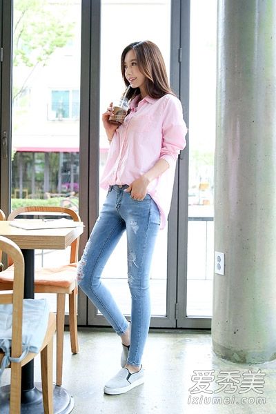 衬衫和裤子很整洁。这是办公室职员在初夏穿的衣服。