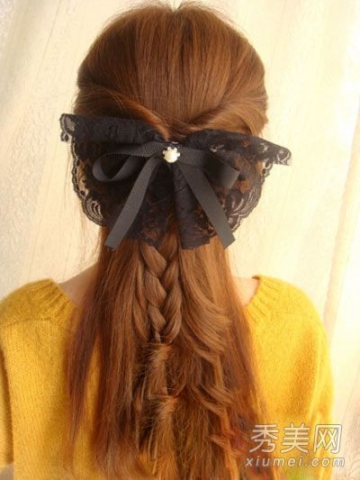 简单的直发式打结步骤展现女士的风格。