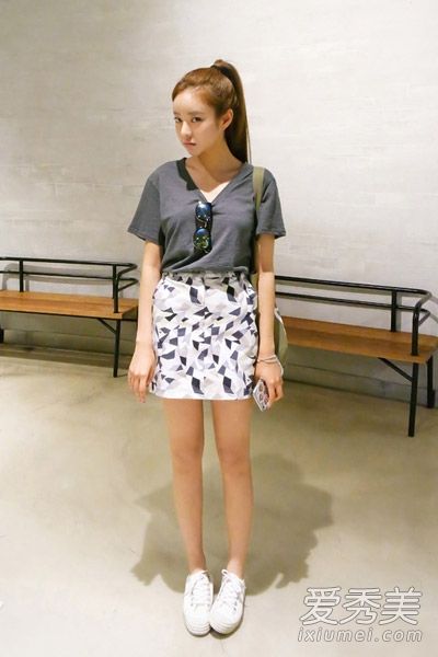 短裙或热裤的t恤很酷、实用而且赏心悦目。