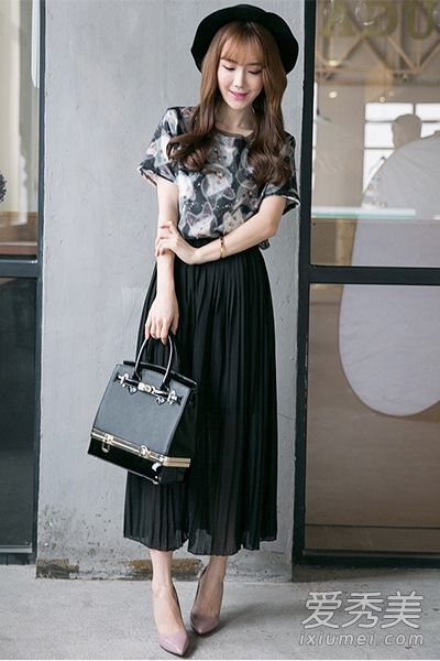 短袖上衣，半身裙，身材好