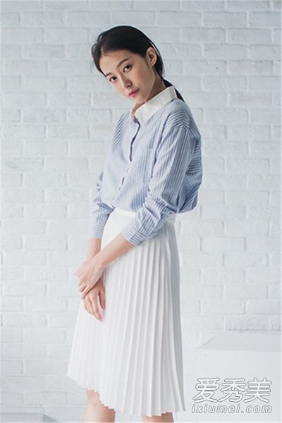 衬衫和裙子相配的女人会在一瞬间变得优雅。