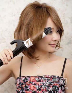 在镜子上制作小脸型甜美莲蓬头发的4个步骤