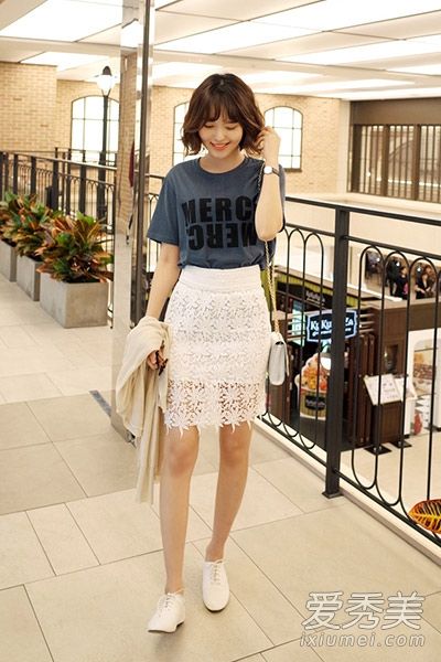 短裙和热裤必须在夏天与美丽的双腿搭配