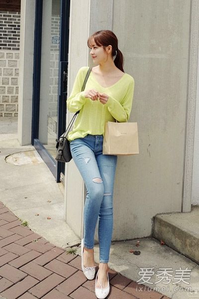 t恤和牛仔裤都很舒适，穿着也很有活力。