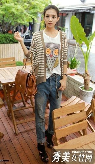 旧牛仔裤在春天很酷很时尚。