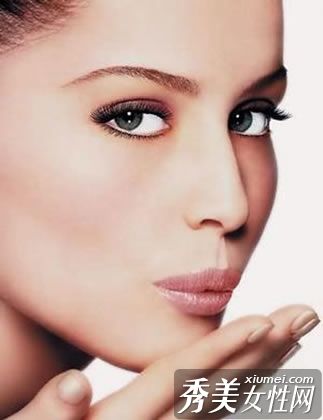 新鲜的校园美女应该在开学前抓住美肌