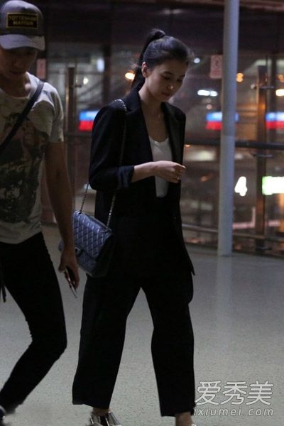 学习高圆圆的宽腿裤的优雅和时尚