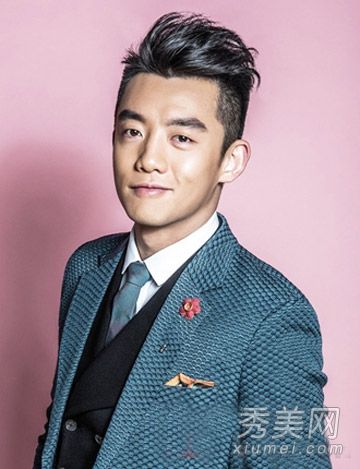 这个矮个男人适合蓬松的发型和烫发,这样可以立刻显示出3厘米的高度。