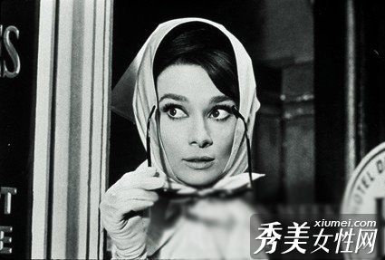 三月份戴围巾的新方法不是在脖子和头发之间。