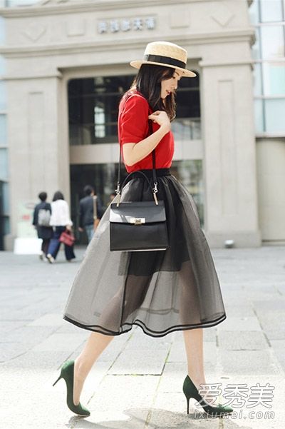 短袖上衣配长裙，完美的夏季连衣裙