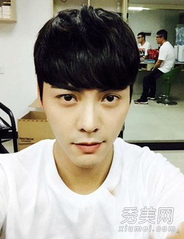 在汉斯·张、、等地,男明星的反年龄从换刘海开始。