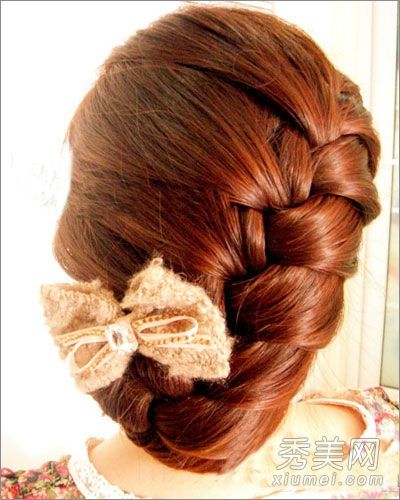 最新的韩式编发图展现了淑女气质。