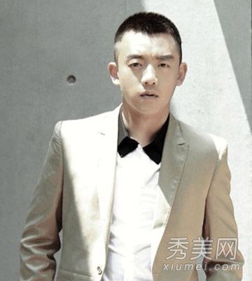 瑞安,一个跑步的男人,有一个英俊的发型和一个可爱的卡其头。