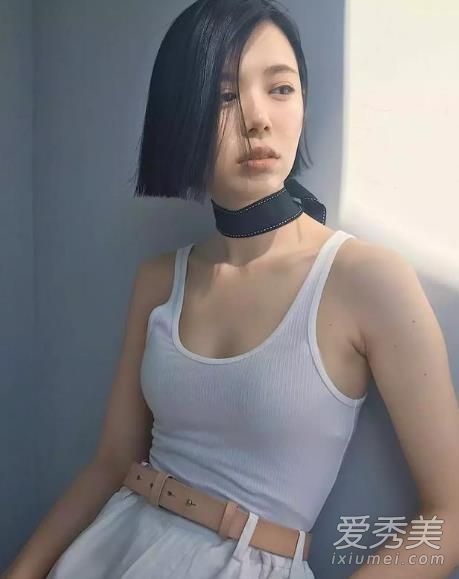 个子不高,留着长发,披着披肩?事实上,短发更高!