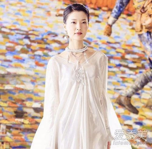 “迷失在香港”女神詹妮弗高冷花瓣唇妆步骤