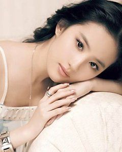 在这个季节,皮肤需要喝水,眼睛周围需要更多的保护。