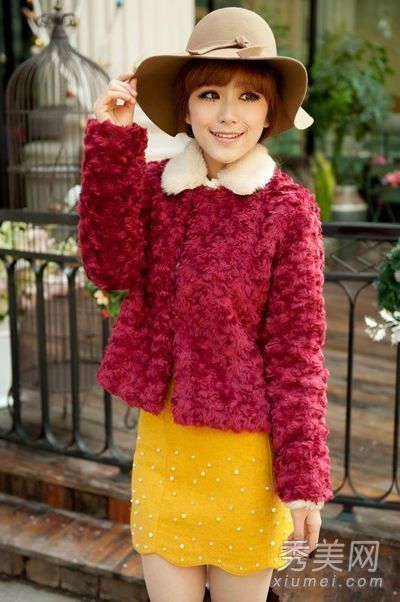 矮个子女孩显示出高腰裙和高腰裙的伸长比