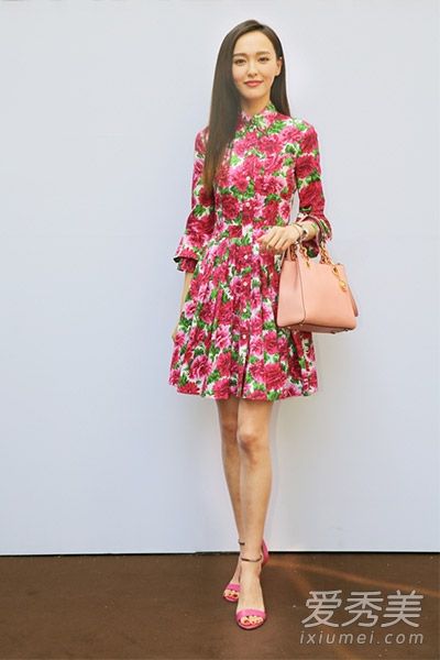 向唐嫣学习优雅地穿印花裙子和高跟鞋
