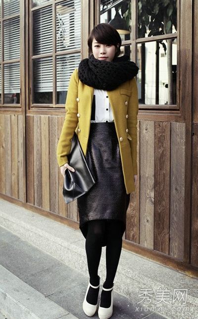 剩女们展示她们的夹克衫迎接新年的桃花