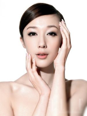 化妆10侧重于“骨骼修剪”面部化妆