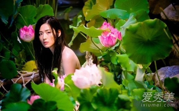 《蓝海传奇》全智贤学裸妆