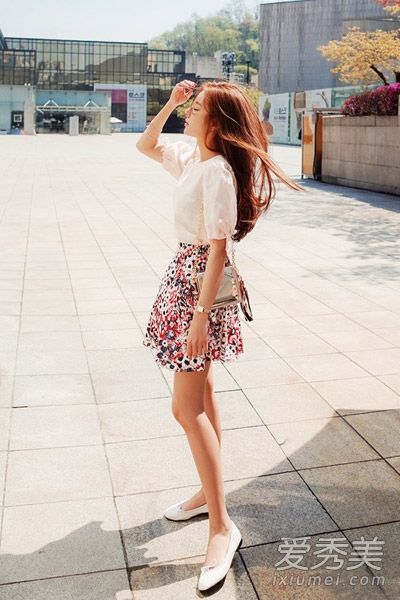衬衫或雪纺衬衫，搭配当季流行的裙子