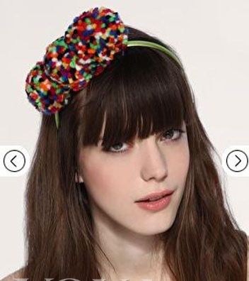 今年夏天流行的大发饰有夸张的形状和小脸蛋。