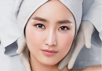 克服毛孔和痘痕的皮肤可以经受住检查。