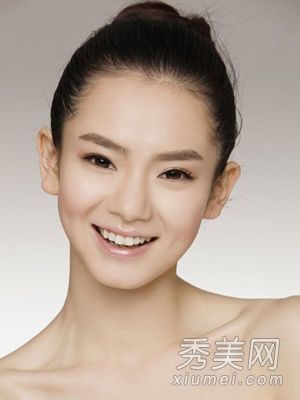 多变的戚薇教你在夏天做各种发型