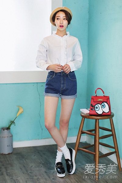 夹克搭配牛仔短裤,在当季“随意着装”。