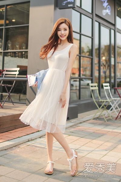 雪纺连衣裙优雅大方，穿着漂亮的女士风格