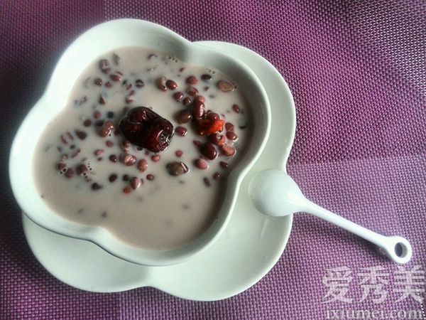 皮肤粗糙、脸色黝黑的人应经常饮用美白祛斑汤。