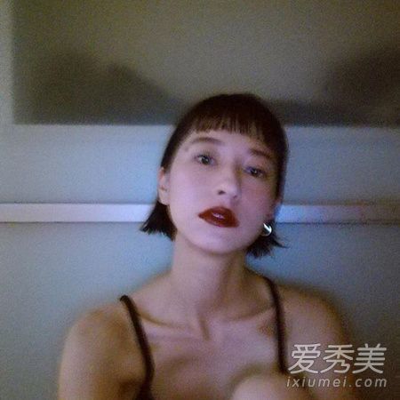 厌倦看你的发型了吗?年底,一个中等长度的波头被用来进行反向攻击。