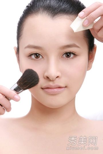 我会教你如何化妆。4种裸妆技巧展现你的灵气。