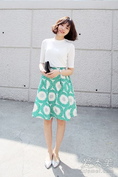 春季修身t恤或衬衫+裙子
