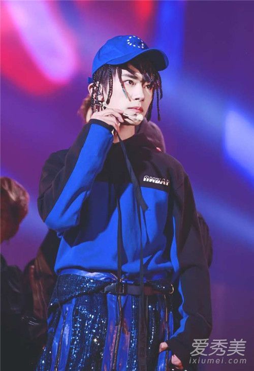 杰克森·易的脏辫子很时髦。它的确是一千只海豹!