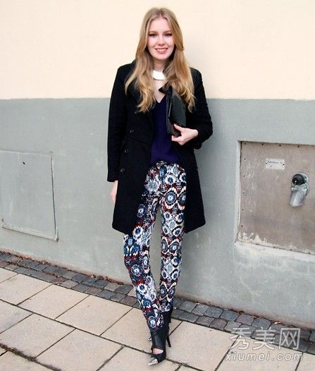 时尚博客在深冬穿衣服。他们又高又瘦，身材很好。