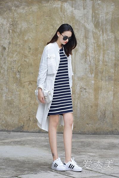 胖女孩失去了与视觉技巧巧妙匹配的条纹连衣裙